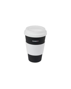 Czarno-biały kubek do kawy Case IH z silikonową pokrywką.