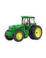 Ciągnik John Deere 4960 z bliźniaczymi kołami - model 1:32 | Britains