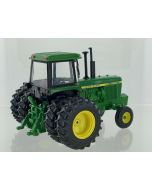 Ciągnik John Deere 4440 2WD z podwójnymi kołami - Britains 1:32 Metalowy model kolekcjonerski